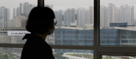 세종시 정부세종청사에서 한 공무원이 부처 간 연결통로를 지나가고 있다. <연합뉴스>